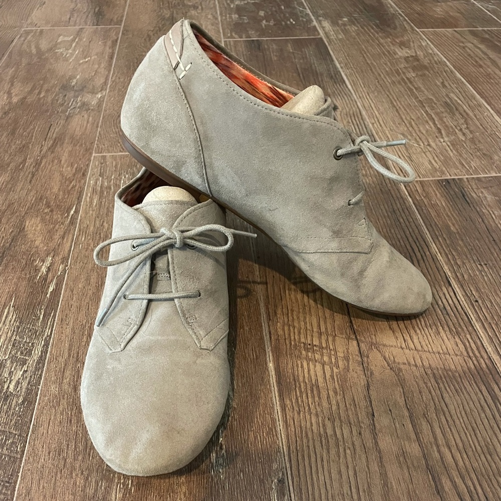 Clarks artisan flats size 8